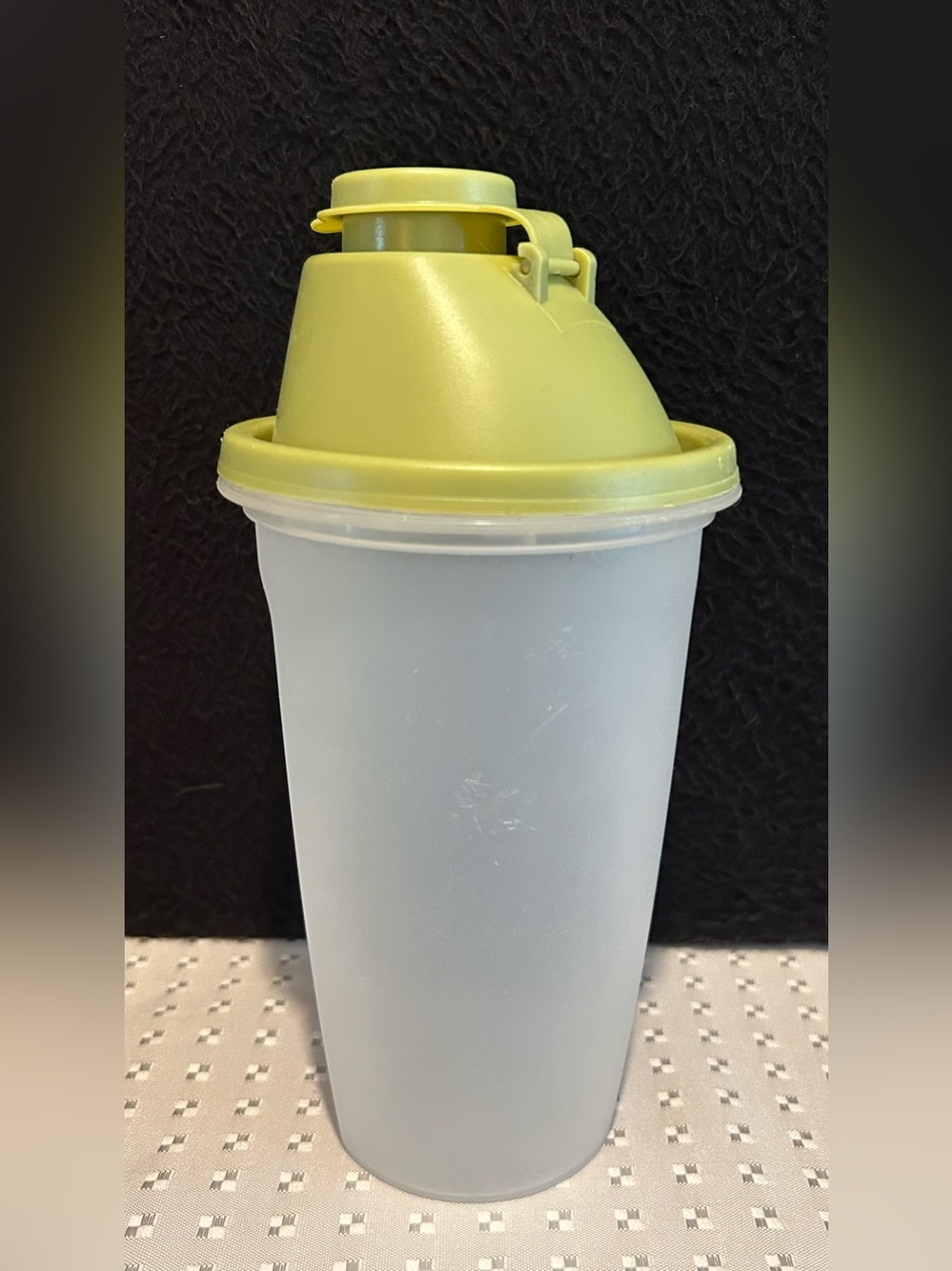 Tupperware Quick Shake 844 w/Pour Spout Flip-Top Lid & Mixer Insert Green